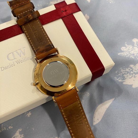 Used Daniel Wellington Watch - Picture 5 of 9